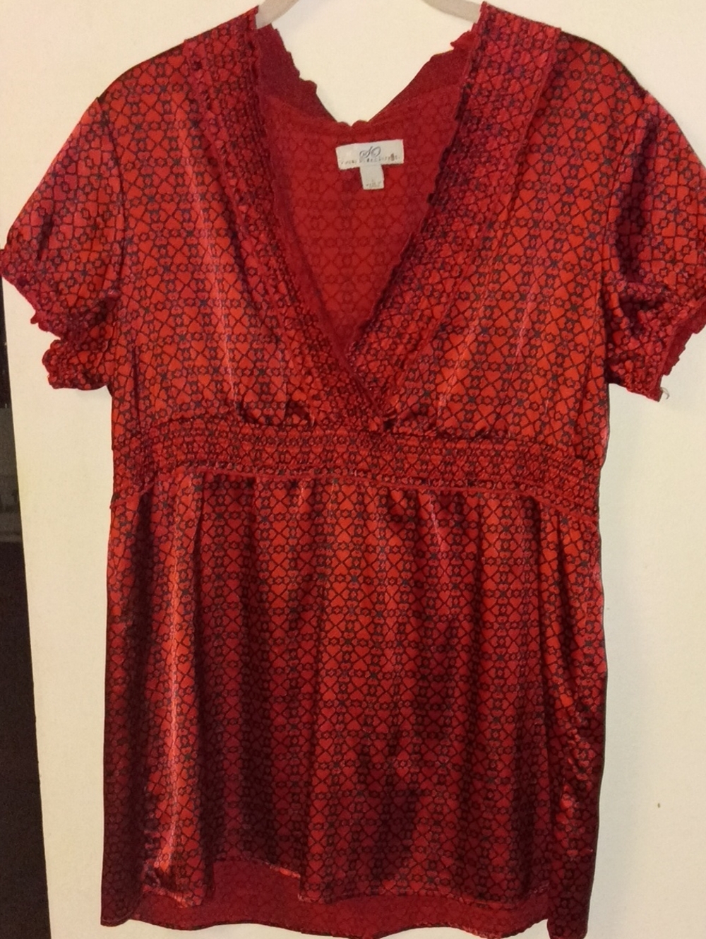 So Brand Women’s Red Printed V-Neck Blouse Size Large